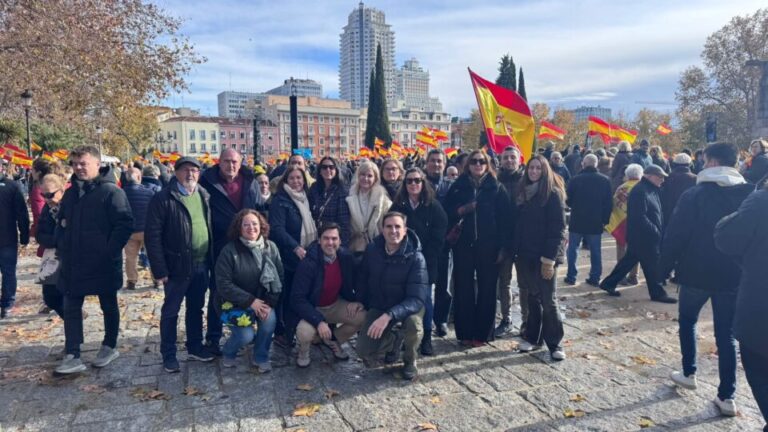 Guzmán Gómez, alcalde de Medina del Campo, arropa a Feijóo en la masiva protesta de Madrid