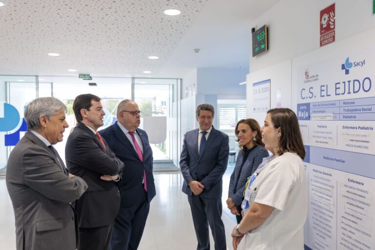 Castilla y León lleva sus unidades pioneras contra el dolor crónico al medio rural: Mañueco anuncia la expansión en León y otras provincias