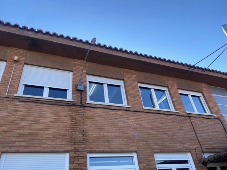 Finalizada la obra de sustitución de ventanas en la primera planta del colegio de Rueda