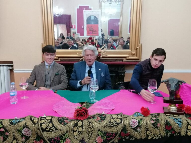Dos toreros que hicieron historia en Las Ventas triunfan en Medina del Campo ante una sala llena