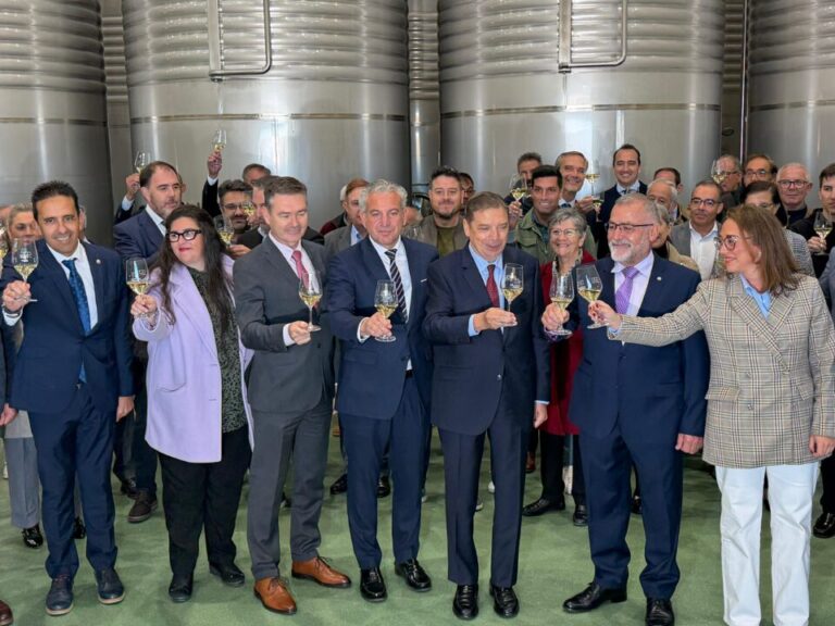 Luis Planas alaba en La Seca el modelo cooperativo del vino: “Es la base para afrontar el futuro del sector”