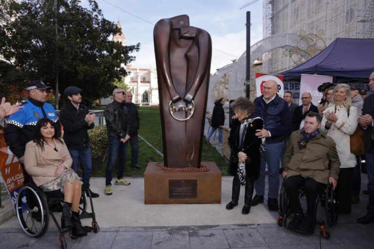 Valladolid rinde homenaje permanente a las víctimas de tráfico con un monumento en la Plaza de Portugalete