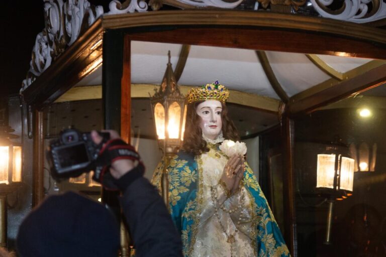 Nava del Rey enciende su fuego sagrado en la Bajada de la Virgen de los Pegotes