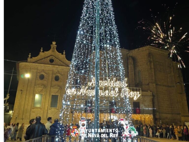 El encendido navideño ilumina Nava del Rey