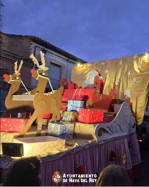 Papá Noel recorre Nava del Rey y deja una estela de magia navideña