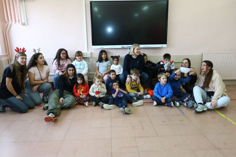 La Junta concede los primeros 16.360 bonos infantiles de 200 euros y bate récords con el programa ‘Conciliamos’ en Navidad