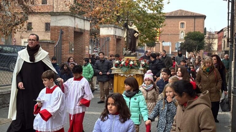 San Juan de la Cruz procesiona en Medina del Campo