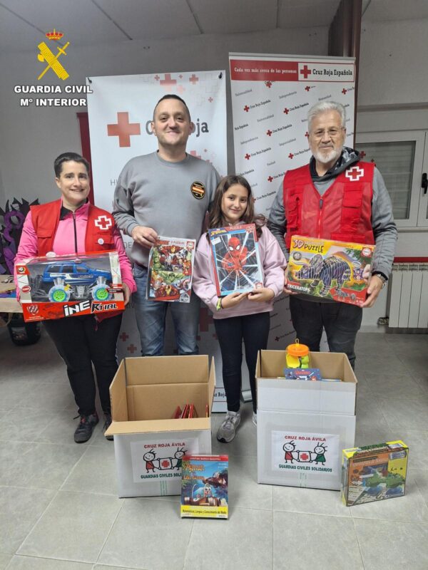 La Guardia Civil reparte ilusión en Arévalo: 250 juguetes para niños en riesgo de exclusión en Navidad