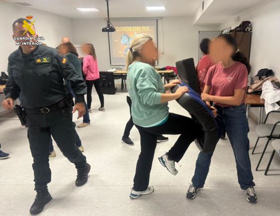 Sanitarios de Valladolid aprenden a defenderse: la Guardia Civil les entrena contra agresiones