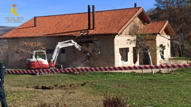 Demolida una vivienda ilegal de 500 m² en el Valle del Tormes tras 14 años de proceso judicial