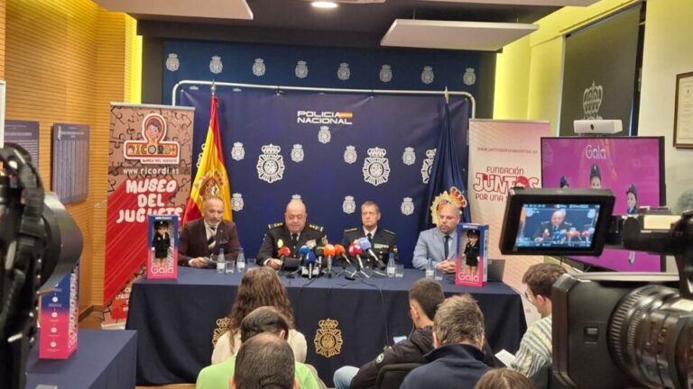 Nace “Gala”, la primera muñeca oficial de la Policía Nacional, presentada en Castilla y León con fines solidarios