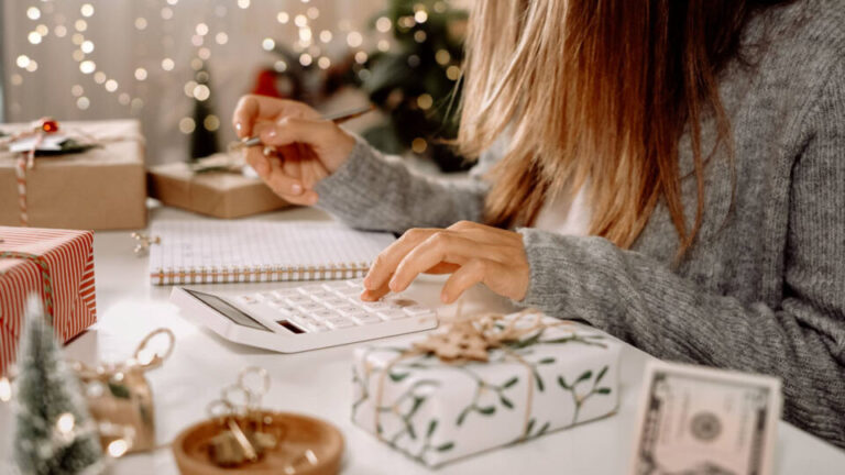 Educación financiera en Navidad: cómo evitar los «gastos invisibles» y no empezar 2026 con deudas