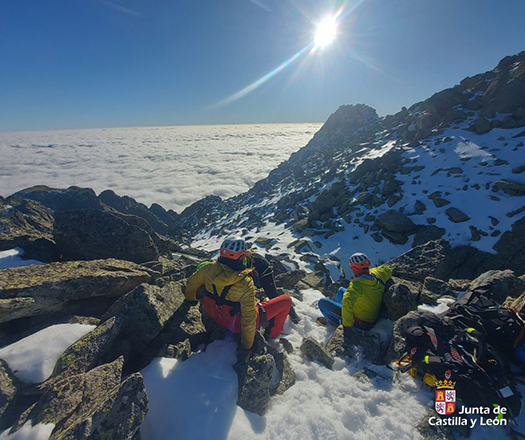 Espectacular rescate en Candeleda: un montañero herido evacuado en helicóptero desde el Cuchillar de las Navajas