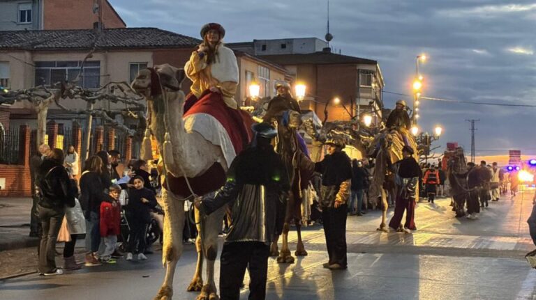 Los pajes reales se abren paso en Medina del Campo para llevar las cartas a Oriente