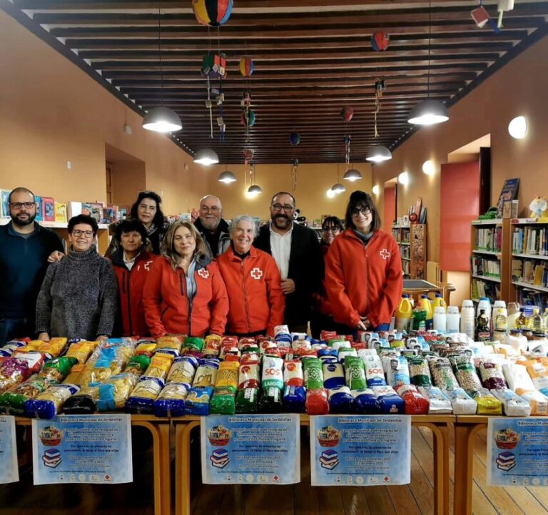 La campaña «1 libro x 1 kilo» en Tordesillas recauda más de 300 kilos de alimentos no perecederos
