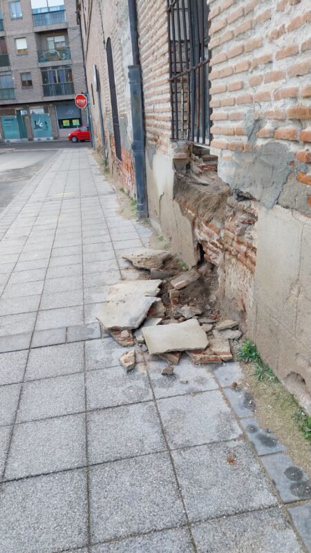 Foto denuncia: Cascotes en vía pública 
