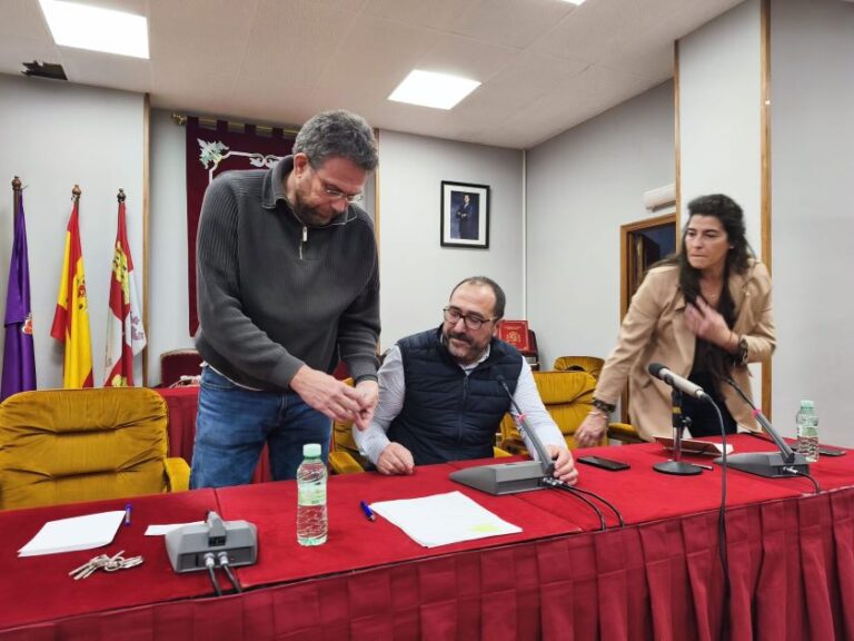 Tordesillas reparte tres cheques de 500 euros en su campaña navideña para apoyar al comercio local