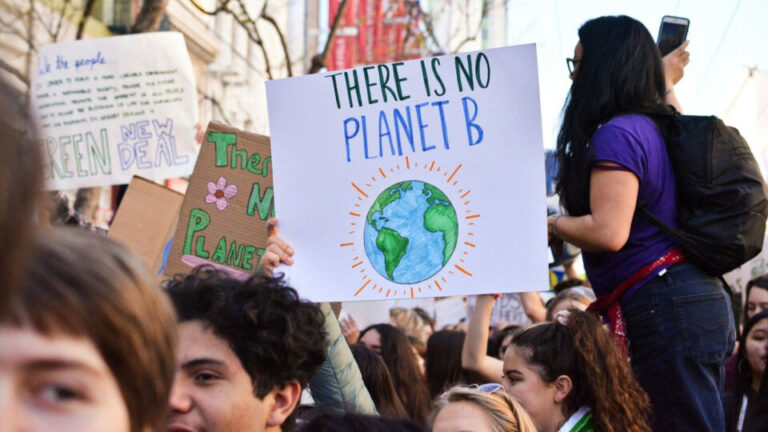 ¿Salvar el planeta con más capitalismo… o renunciando al crecimiento?