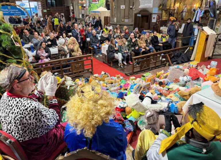 Los Reyes Magos del Museo del Juguete reparten ilusión con más de 5.000 regalos en la Iglesia de San Antón