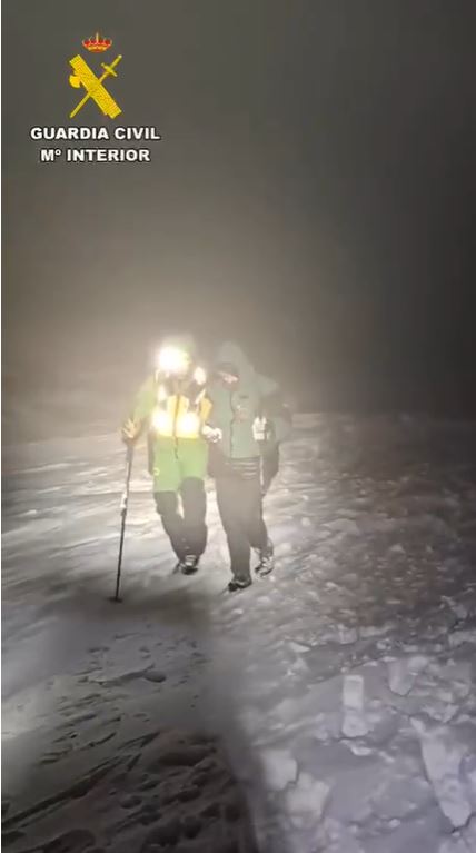 Rescatada una familia atrapada por la nieve en Las Navas del Marqués: una pala de aerogenerador golpeó su coche
