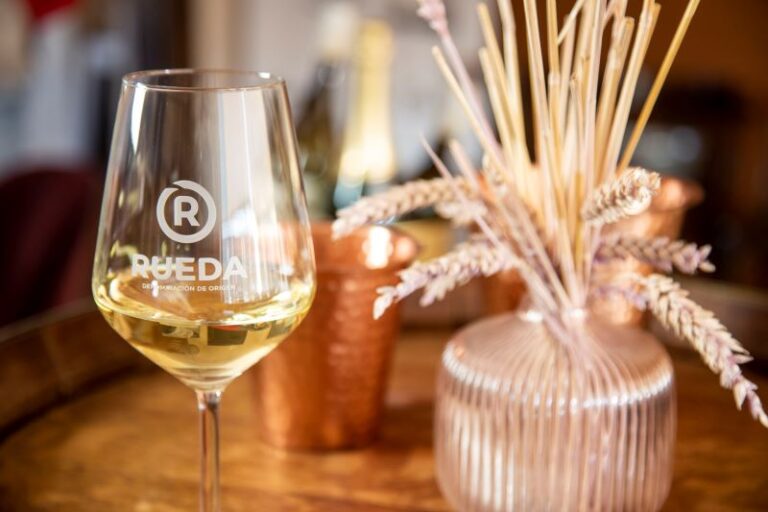 Rueda desafía la crisis del vino y rompe récord de ventas en 2025: más de 118 millones de botellas