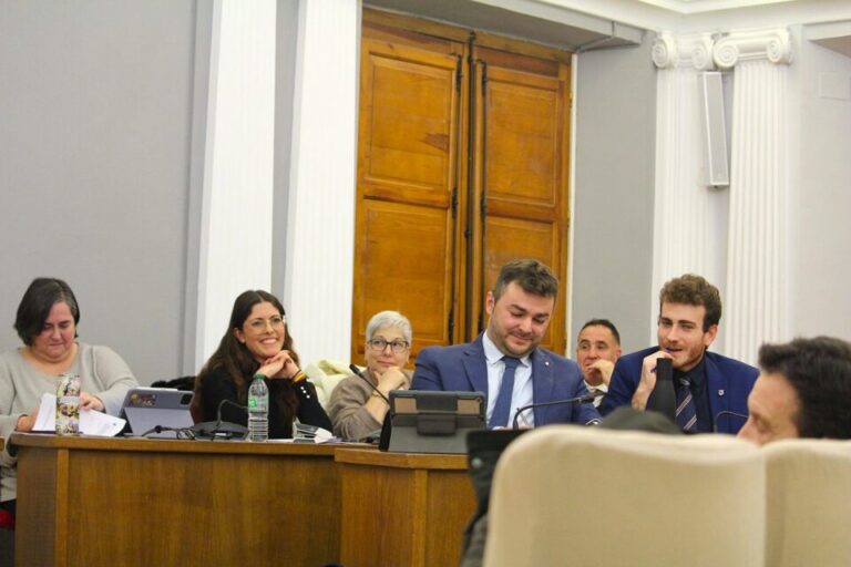 Gana Medina y PSOE empujan a la municipalización de la gestión del agua con la abstención de VOX y el equipo de Gobierno en contra