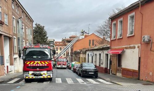 Bomberos y Policía cortan al tráfico la calle La Antigua tras el derrumbe de una vivienda en Medina del Campo