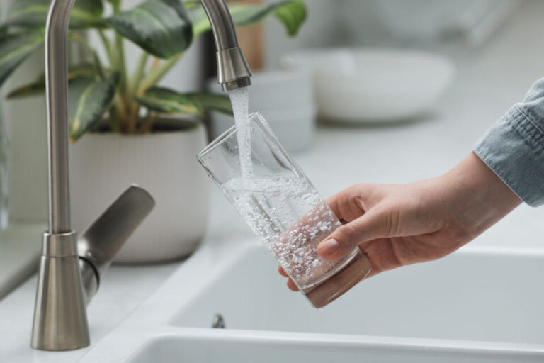 ‘Influencers’ al rescate del agua del grifo: así se puede vencer el rechazo al agua tratada