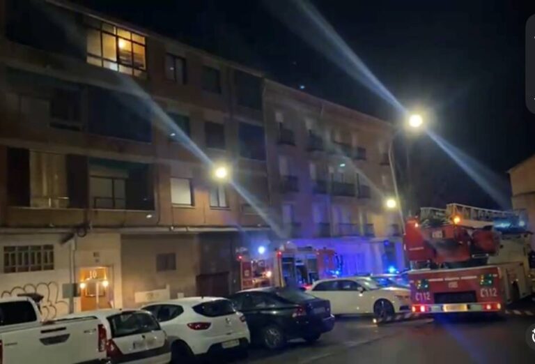 Un hombre trasladado al hospital y dos policías afectados tras un incendio en Medina del Campo