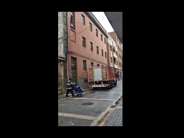 El fuerte viento en Medina hace que intervengan los Bomberos del parque medinense