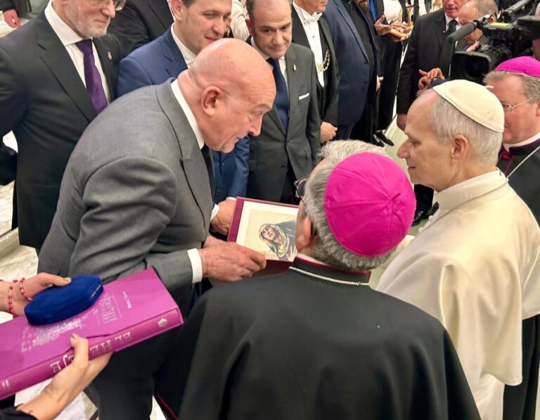 Valladolid lleva su Semana Santa al Vaticano: el Papa León XIV recibe en Roma la imagen oficial de 2026