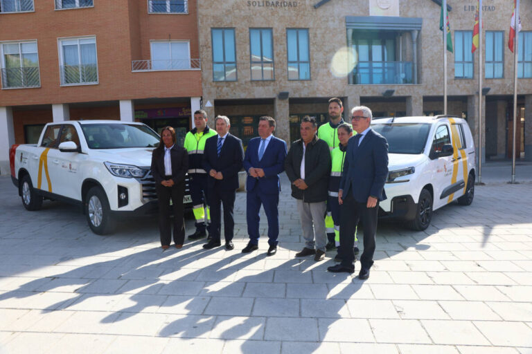 Entrega de vehículos de servicio al Ayuntamiento de La Cistérniga