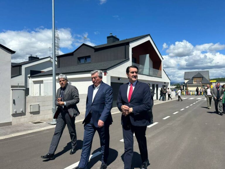 El consejero de Medio Ambiente, Vivienda y Ordenación del Territorio, Juan Carlos Suárez Quiñones en la Visita a la promoción