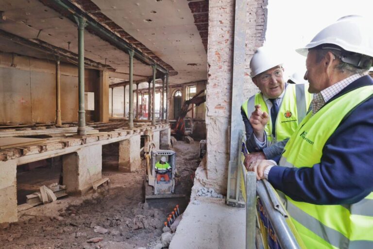 Jesús Julio Carnero visita obra rehabilitar edificio Calderón en Valladolid