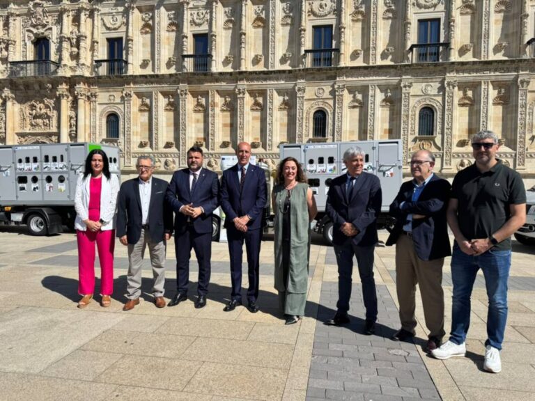 Entrega de puntos limpios y camiones eléctricos en León en Castilla y León